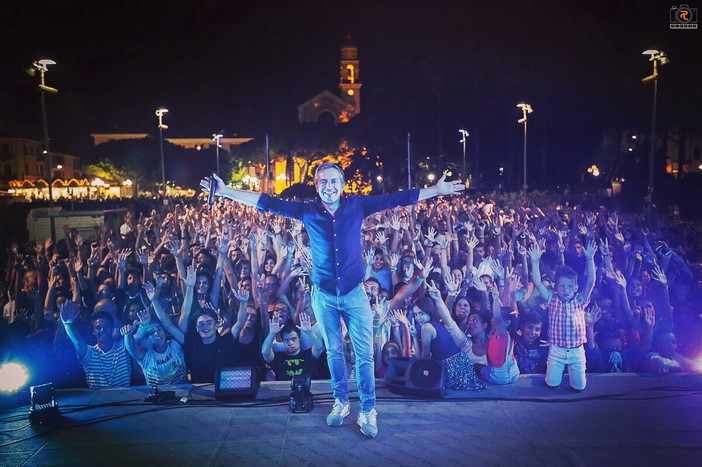 Lo showman Gianni Rossi anima la serata a Diano Marina Lo showman Gianni Rossi anima la serata a Diano Marina