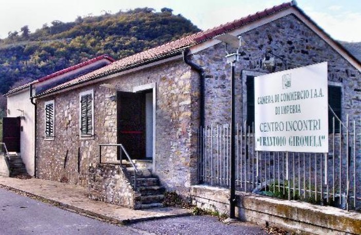 18 DICEMBRE 2001. I cinesi "scoprono" l'olio extravergine della Riviera 