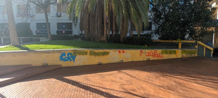 Degradati e anche pericolosi, l’allarme dei residenti per i Giardini Toscanini a pochi passi dal centro cittadino