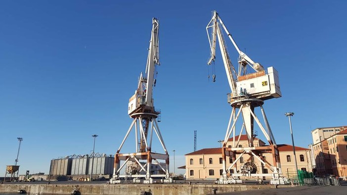 Imperia, un ristorante sospeso tra le gru del porto