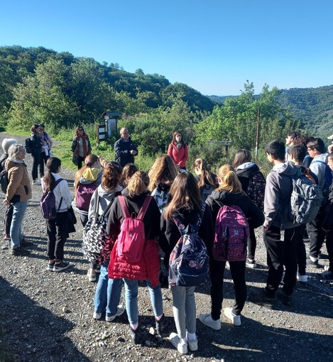 Gli alunni della scuola secondaria di San Lorenzo al Mare in gita al casone dei partigiani