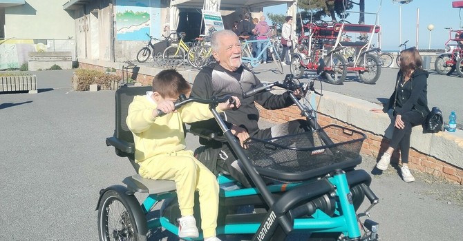 La Giraffa a Rotelle in vetrina a San Lorenzo con la nuova “Bicicletta Aspasso bike”