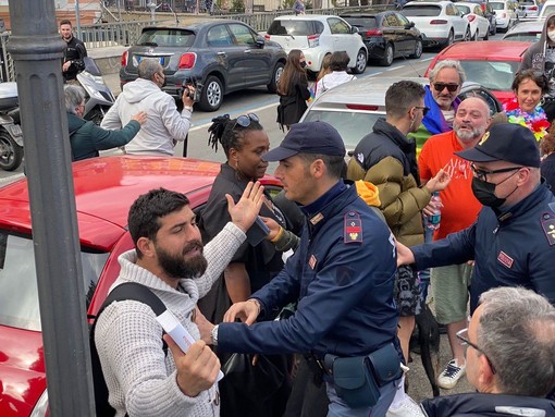 Sanremo Pride: polizia allontana uomo che protestava agitando una Bibbia Sanremo Pride: polizia allontana uomo che protestava agitando una Bibbia