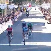 L’Imperiese Nicolò Garibbo conquista la tappa inaugurale al Giro di Sardegna: prima vittoria tra i professionisti