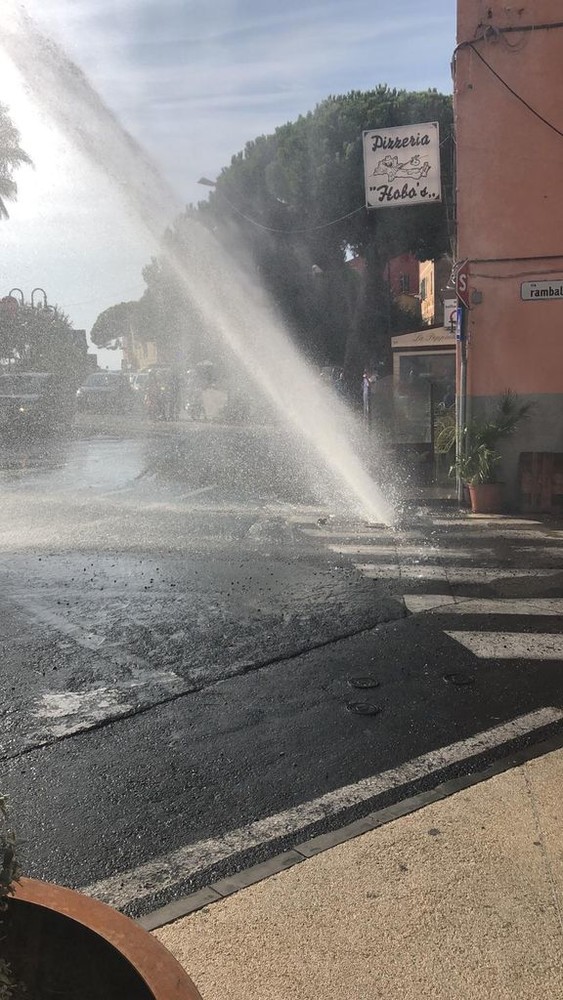 Imperia: si rompe un tubo dell'acquedotto, geyser d’acqua in Borgo Marina