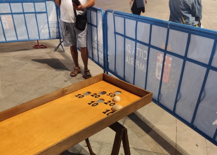 Vele d'epoca di Imperia, un tuffo nel passato in banchina con i giochi di una volta che incantano grandi e piccini Vele d'epoca di Imperia, un tuffo nel passato in banchina con i giochi di una volta che incantano grandi e piccini