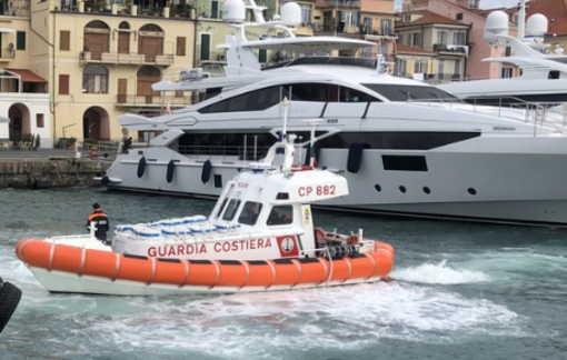 Bagnante in difficoltà davanti al Koko Beach, salvato dalla Guardia Costiera di Imperia Bagnante in difficoltà davanti al Koko Beach, salvato dalla Guardia Costiera di Imperia