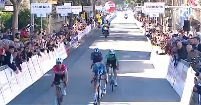 L’Imperiese Nicolò Garibbo conquista la tappa inaugurale al Giro di Sardegna: prima vittoria tra i professionisti L’Imperiese Nicolò Garibbo conquista la tappa inaugurale al Giro di Sardegna: prima vittoria tra i professionisti