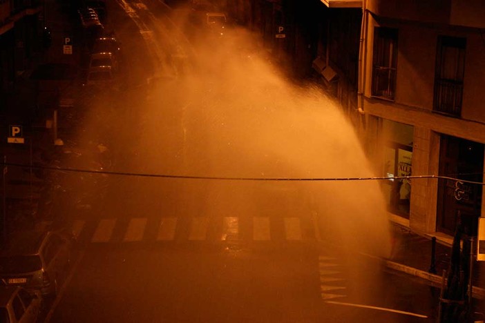 Esplode geyser nella notte a Imperia: ambulanza e automedica costrette a cambiare percorso per raggiungere una persona in difficoltà Esplode geyser nella notte a Imperia: ambulanza e automedica costrette a cambiare percorso per raggiungere una persona in difficoltà