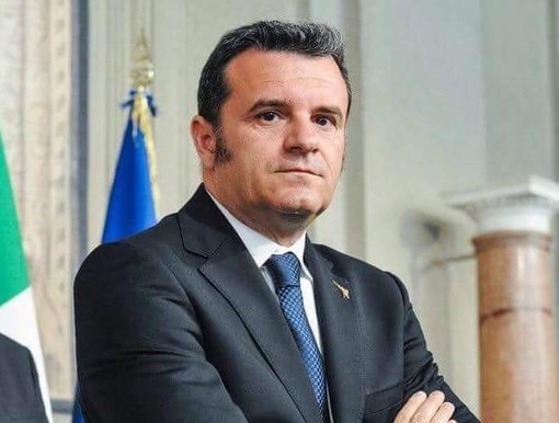 Il ministro, Gian Marco Centinaio