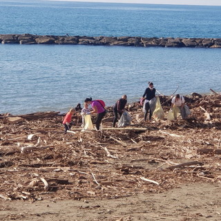 Santo Stefano al Mare, tanti i volontari che hanno partecipato alla seconda giornata ecologica organizzata dall'amministrazione comunale (Foto)