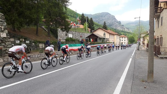 Il Giro d'Italia in transito davanti al Sacrario degli Alpin sul Col di Nava, il ricordo del loro sacrificio Il Giro d'Italia in transito davanti al Sacrario degli Alpin sul Col di Nava, il ricordo del loro sacrificio