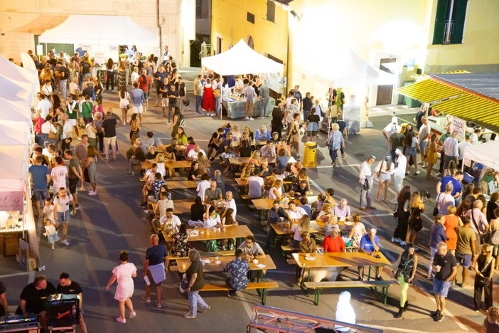 Il 21 giugno torna Gin nel Borgo a Diano Castello: drink, food &amp; music per una serata unica