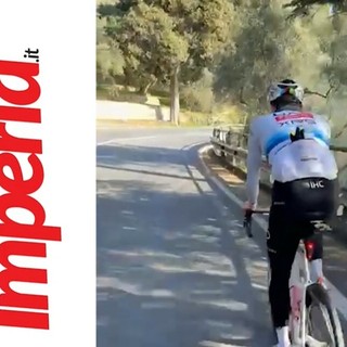 L' incontro ravvicinato con Pogačar: emozione sui tornanti di Capo Berta (Video)