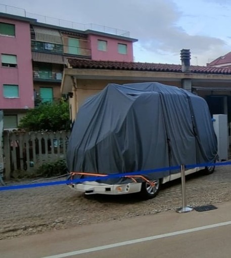 LA GRAFFIATA. Clamoroso a Imperia. Per i 50 anni di "Amici Miei" è arrivato in ciclabile il figlio del Perozzi con il Van