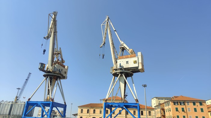 Un ristorante tra le due gru, in disuso da anni, nel porto di Oneglia? Idea fattibile