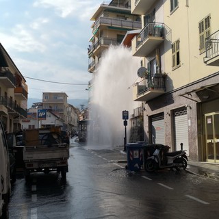 Sanremo: pullman Rt urta un idrante, geyser d'acqua di 6-7 metri in via Martiri (Foto e Video)