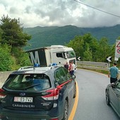 Autoarticolato fuori strada a Pornassio, Statale 28 bloccata Autoarticolato fuori strada a Pornassio, Statale 28 bloccata