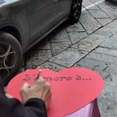 'L'amore è...', a Porto Maurizio per San Valentino un percorso romantico: vetrine decorate e cuori rossi