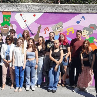 Imperia, festa per l'inaugurazione del nuovo murales del Carpe Diem (foto e video) Imperia, festa per l'inaugurazione del nuovo murales del Carpe Diem (foto e video)