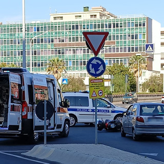 Incidente alla “rotondina” di Borgo San Moro: donna di 54 anni in scooter finisce al Pronto soccorso Incidente alla “rotondina” di Borgo San Moro: donna di 54 anni in scooter finisce al Pronto soccorso