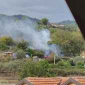 Incendio di sterpaglie in via Dolcedo a Imperia Incendio di sterpaglie in via Dolcedo a Imperia