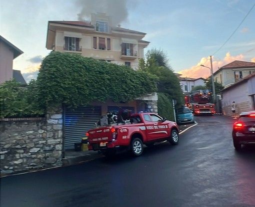 Tetto di una casa in fiamme in via Don Minzoni a Oneglia Tetto di una casa in fiamme in via Don Minzoni a Oneglia