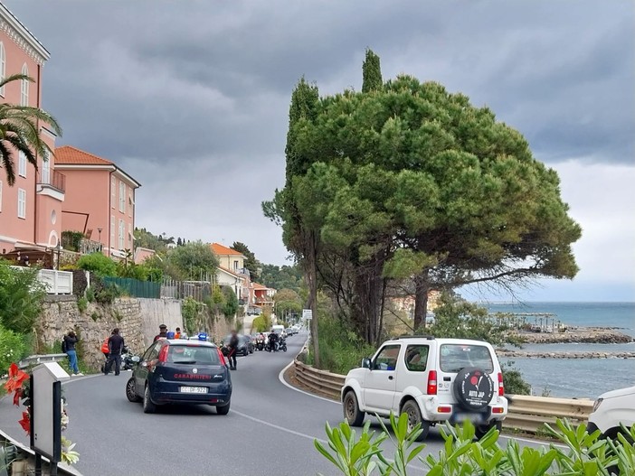 Scontro tra auto e moto a Garbella, tre feriti e traffico in tilt (foto e video)