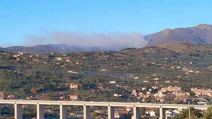 Incendio sul Monte Faudo,  in azione i mezzi aerei per domare le fiamme (video)