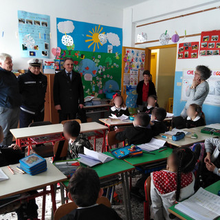 Imperia: porta a porta, l'amministrazione incontra i bambini della scuola primaria di Caramagna (foto)