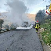Incendio a Villa Faraldi: furgone in fiamme, intervento dei vigili del fuoco