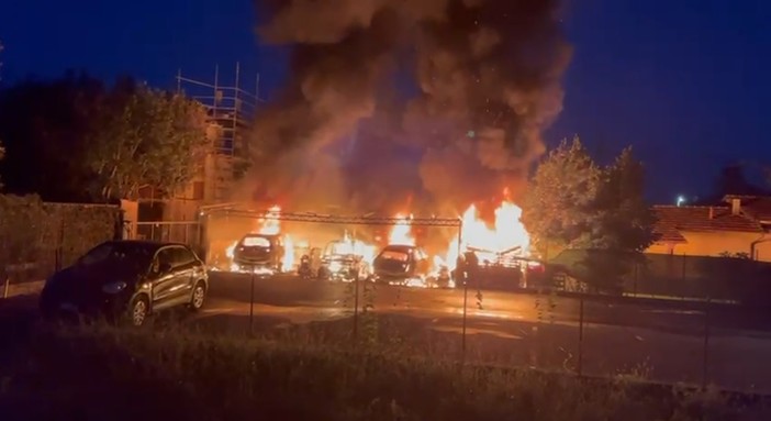 Incendio in via Diano San Pietro, tre auto distrutte dalle fiamme nei pressi del supermercato (foto e video)