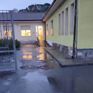 Pioggia e pozzanghere davanti alla Primaria Vercesi di Caramagna