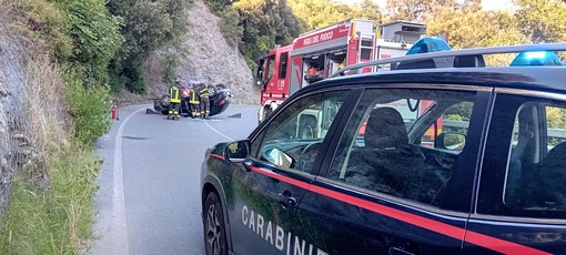 Incidente sulla provinciale 453 a Ranzo, auto si ribalta: ferita donna di 85 anni Incidente sulla provinciale 453 a Ranzo, auto si ribalta: ferita donna di 85 anni