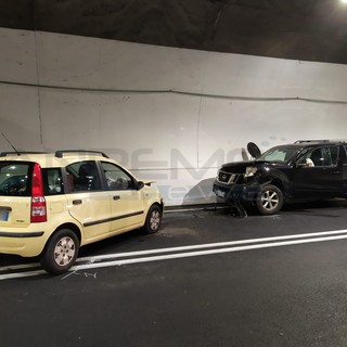 Airole, scontro frontale tra due auto in galleria. Donna in gravi condizioni trasportata con l'elisoccorso a Pietra Ligure (Foto)