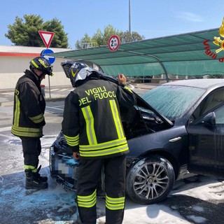 Auto prende fuoco in autostrada a Santo Stefano al Mare: intervengono i vigili del fuoco