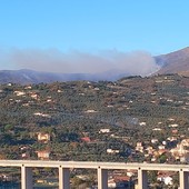 Incendio sul Monte Faudo, in azione i mezzi aerei per domare le fiamme (video) Incendio sul Monte Faudo, in azione i mezzi aerei per domare le fiamme (video)