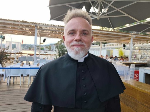 Don Tomasz, un parroco tra il pubblico di Vannacci: "Lo seguo e l'ho votato" Don Tomasz, un parroco tra il pubblico di Vannacci: "Lo seguo e l'ho votato"