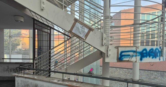 Ex Isnardi, la Prefettura al Comune: “Sollecitare la proprietà a chiudere i varchi”