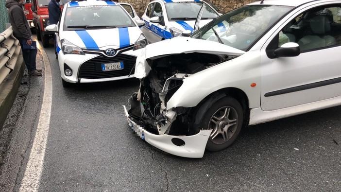 Imperia, incidente su Capo Berta: auto sbanda e invade la corsia opposta (Foto)