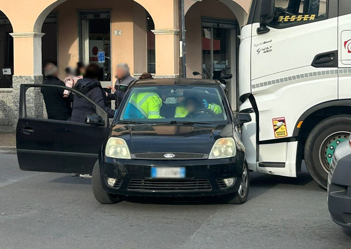 Incidente stradale alla rotonda di Castelvecchio, ferita una donna di 50 anni