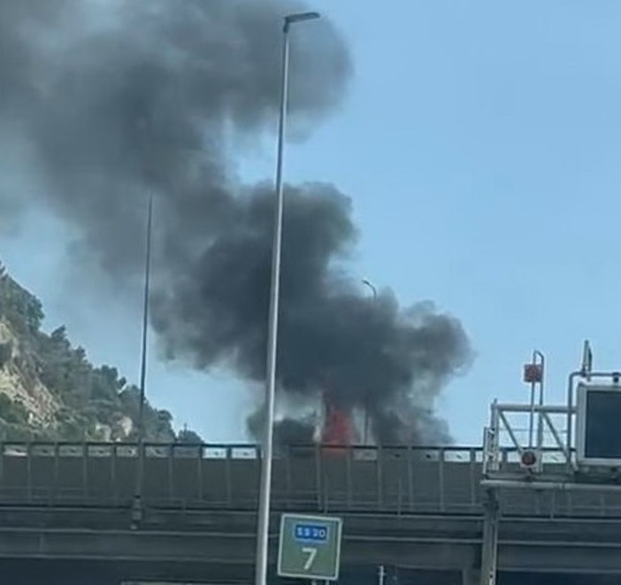 Auto in fiamme sull’A10 direzione Francia Auto in fiamme sull’A10 direzione Francia