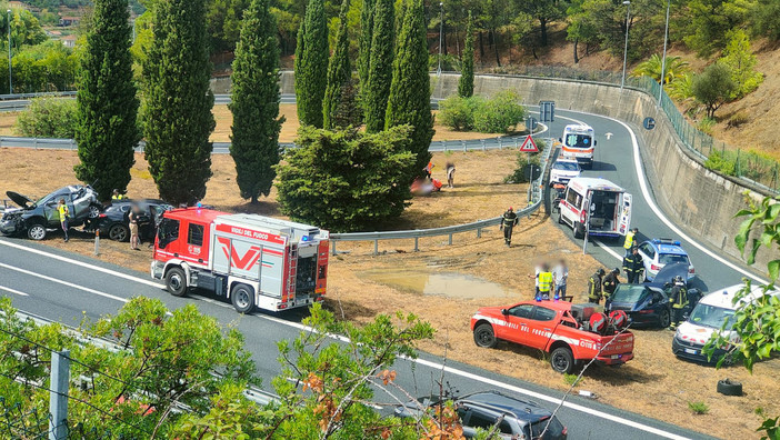 Grave incidente in autostrada a Imperia: il bilancio è di tre feriti (foto) Grave incidente in autostrada a Imperia: il bilancio è di tre feriti (foto)