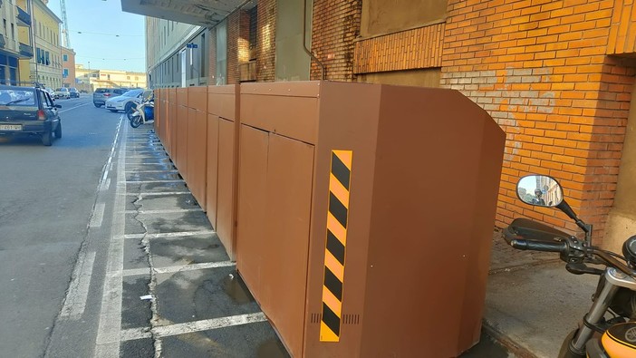 Bidoni al posto dei motorini: scoppia il caso Iseco in via Schiva Bidoni al posto dei motorini: scoppia il caso Iseco in via Schiva