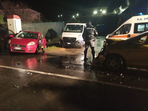 Imperia: scontro tra due auto in via Airenti, ferite due donne (foto e video) Imperia: scontro tra due auto in via Airenti, ferite due donne (foto e video)