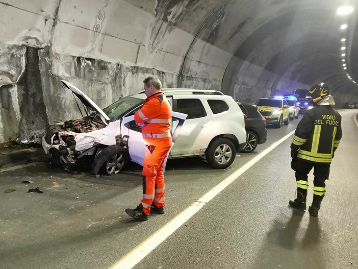 Bilancio dell’incidente nella galleria Zerbino sulla 28: tre feriti