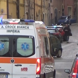 Ragazzo dà in escandescenze e poi fugge in monopattino: inseguito e bloccato dai carabinieri