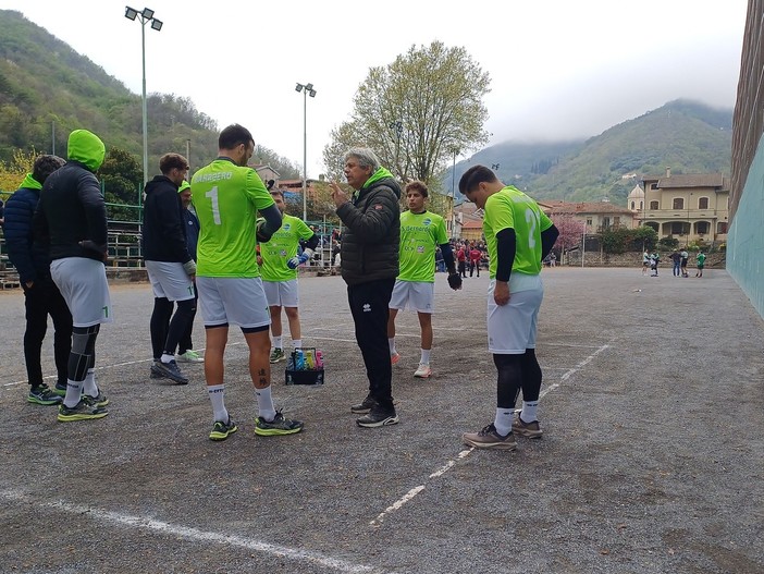 Ricky Aicardi catechizza i suoi nel recente derby di Pieve di Teco
