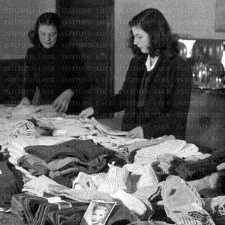 L'AMARCORD DEL SABATO.  Gennaio 1941: a Dolcedo gli scolari raccolgono le olive per comprare la lana che le alunne trasformeranno  in indumenti per i soldati in guerra