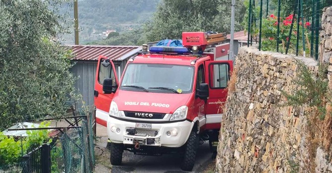 Scooter precipita in una fascia a Montegrazie, donna estratta dai vigili del fuoco e ricoverata in codice rosso